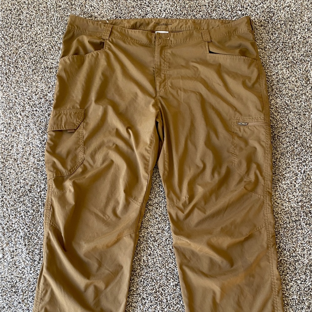 Columbia Men’s Omni Shade UVA & UVB Sun Protection Size 44W x 32L